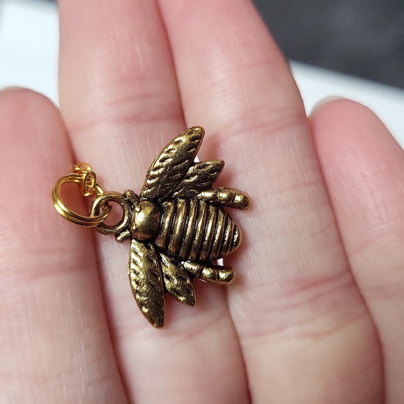 NWOT! Bee 🐝 Necklace! - Picture 3 of 5